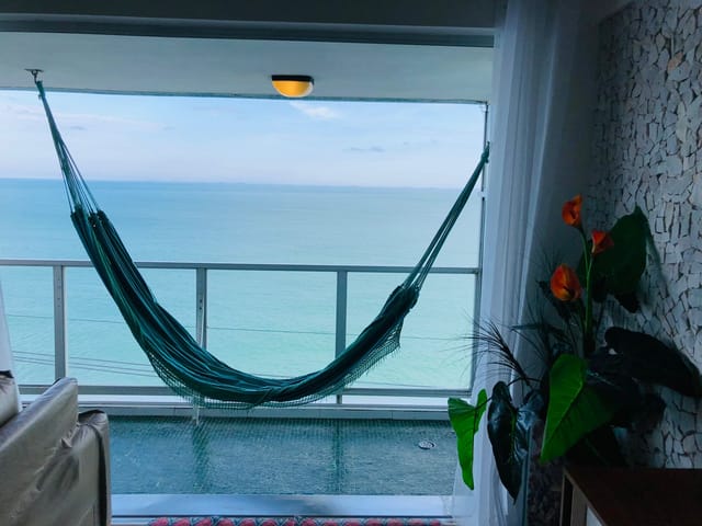 Foto do Apartamento - Apartamento á venda  no Pitangueiras- Guarujá, SP, frente para Praia da PITANGUEIRAS e  Enseada, à 150 m2 da Morro do Maluf, 125m2,1 suíte + 3/4, sol da manhã | Lyah Jaudy Imóveis