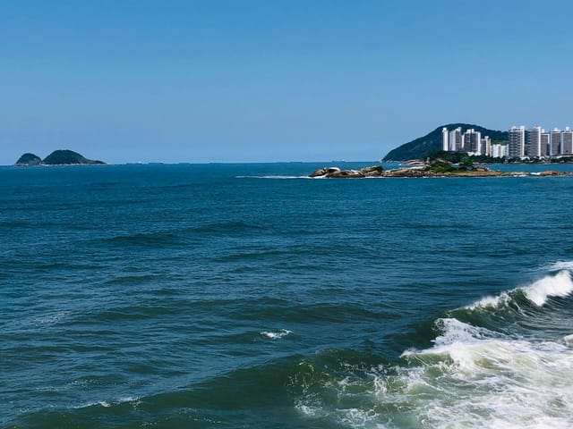 Foto do Apartamento - Apartamento á venda  no Pitangueiras- Guarujá, SP, frente para Praia da PITANGUEIRAS e  Enseada, à 150 m2 da Morro do Maluf, 125m2,1 suíte + 3/4, sol da manhã | Lyah Jaudy Imóveis