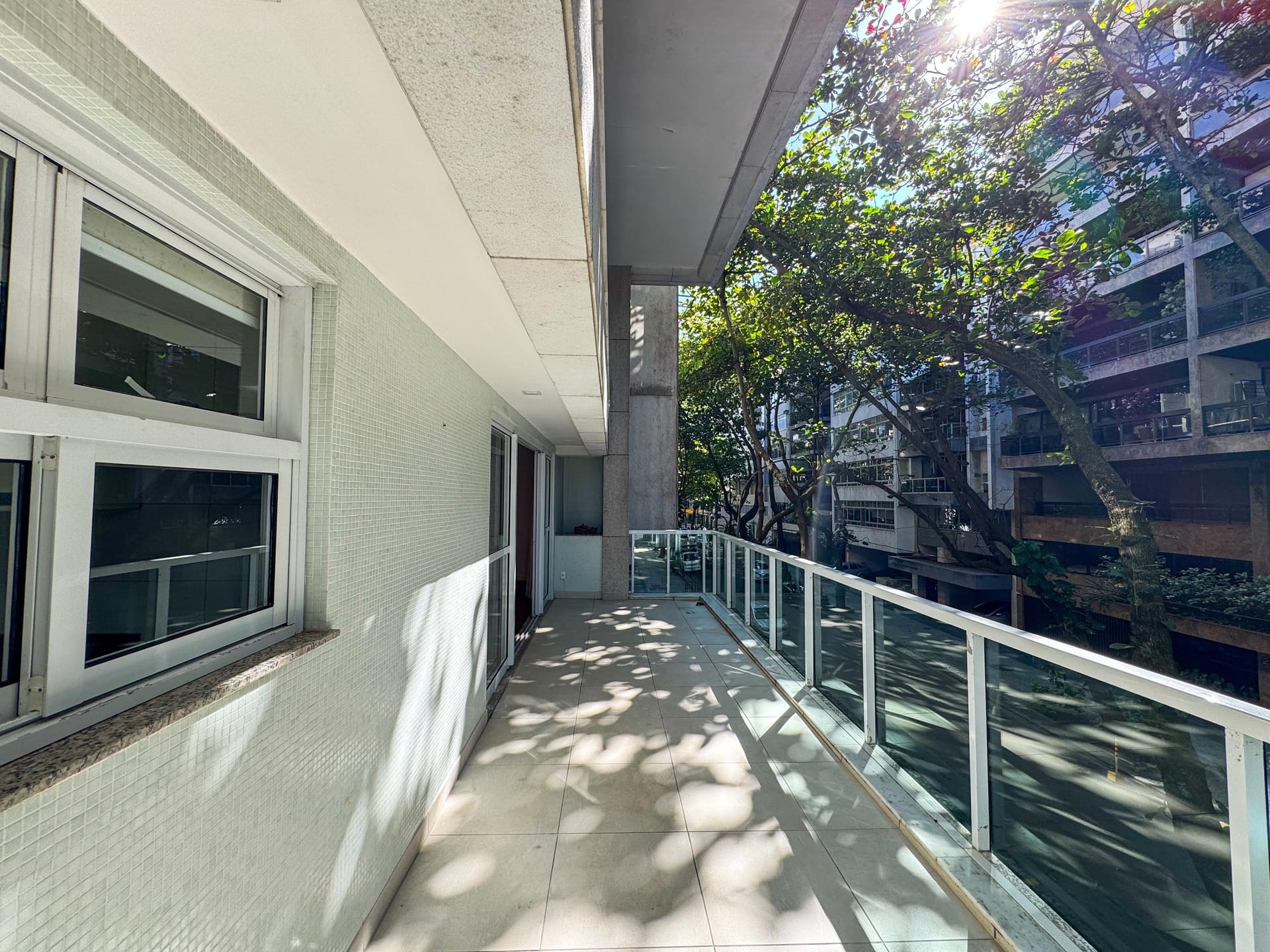 Apartamento à venda, Rua José Linhares - Leblon. Quadra mar, varanda, 3 quartos (2 suítes), área externa, 3 vagas - 199 m².