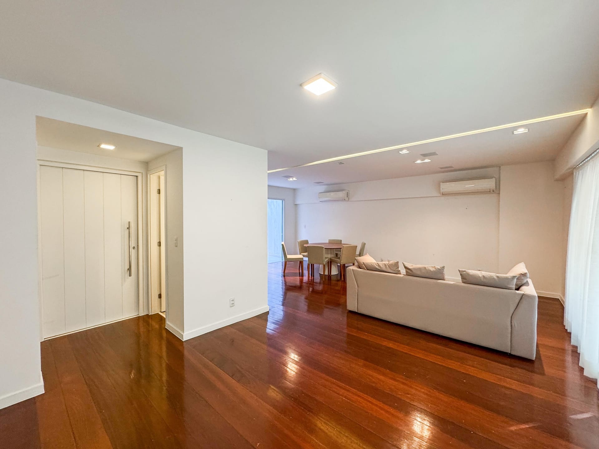 Apartamento à venda, Rua José Linhares - Leblon. Quadra mar, varanda, 3 quartos (2 suítes), área externa, 3 vagas - 199 m².