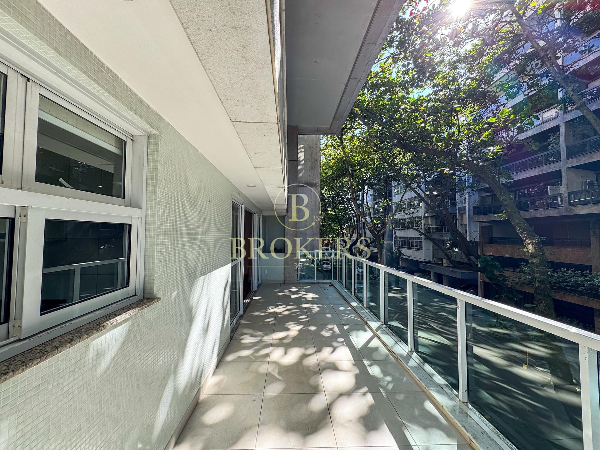 Apartamento à venda, Rua José Linhares - Leblon. Quadra mar, varanda, 3 quartos (2 suítes), área externa, 3 vagas - 199 m².