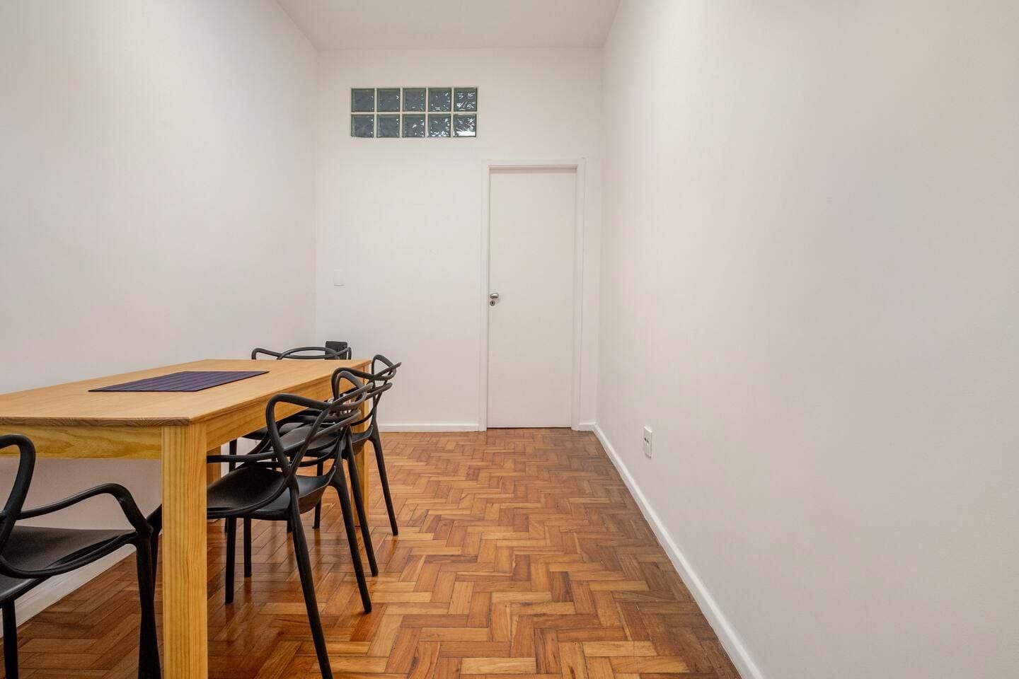 Apartamento à venda, Rua Ministro Viveiro de Castro - Copacabana. 2 quartos, 60 m². Próximo ao metrô e poucos passos da Praia.