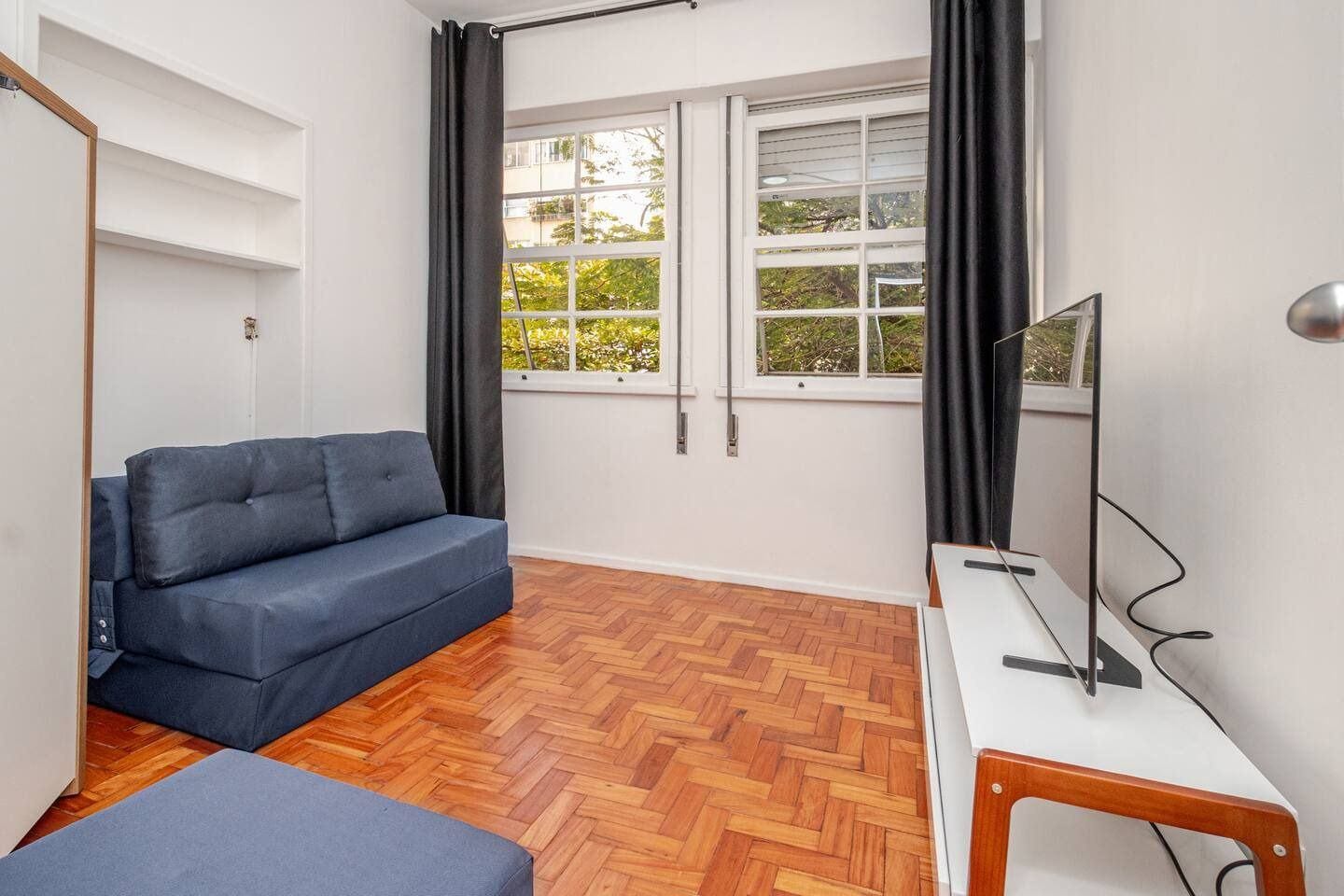 Apartamento à venda, Rua Ministro Viveiro de Castro - Copacabana. 2 quartos, 60 m². Próximo ao metrô e poucos passos da Praia.