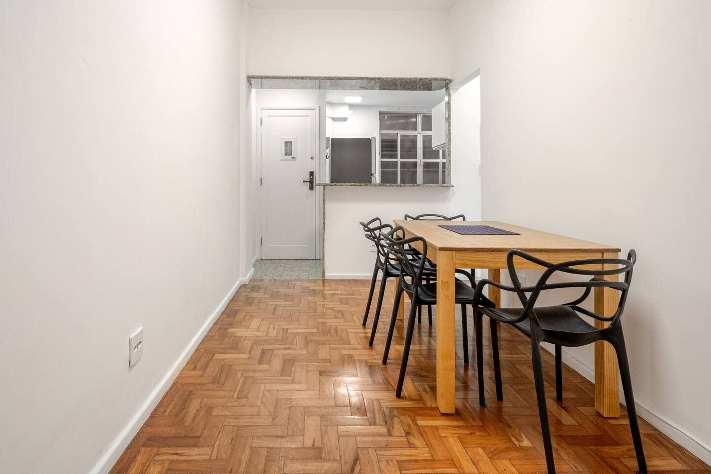 Apartamento à venda, Rua Ministro Viveiro de Castro - Copacabana. 2 quartos, 60 m². Próximo ao metrô e poucos passos da Praia.