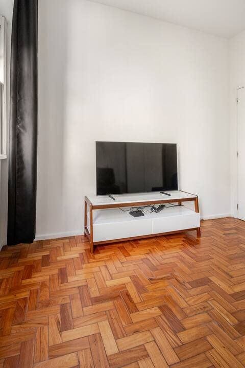 Apartamento à venda, Rua Ministro Viveiro de Castro - Copacabana. 2 quartos, 60 m². Próximo ao metrô e poucos passos da Praia.