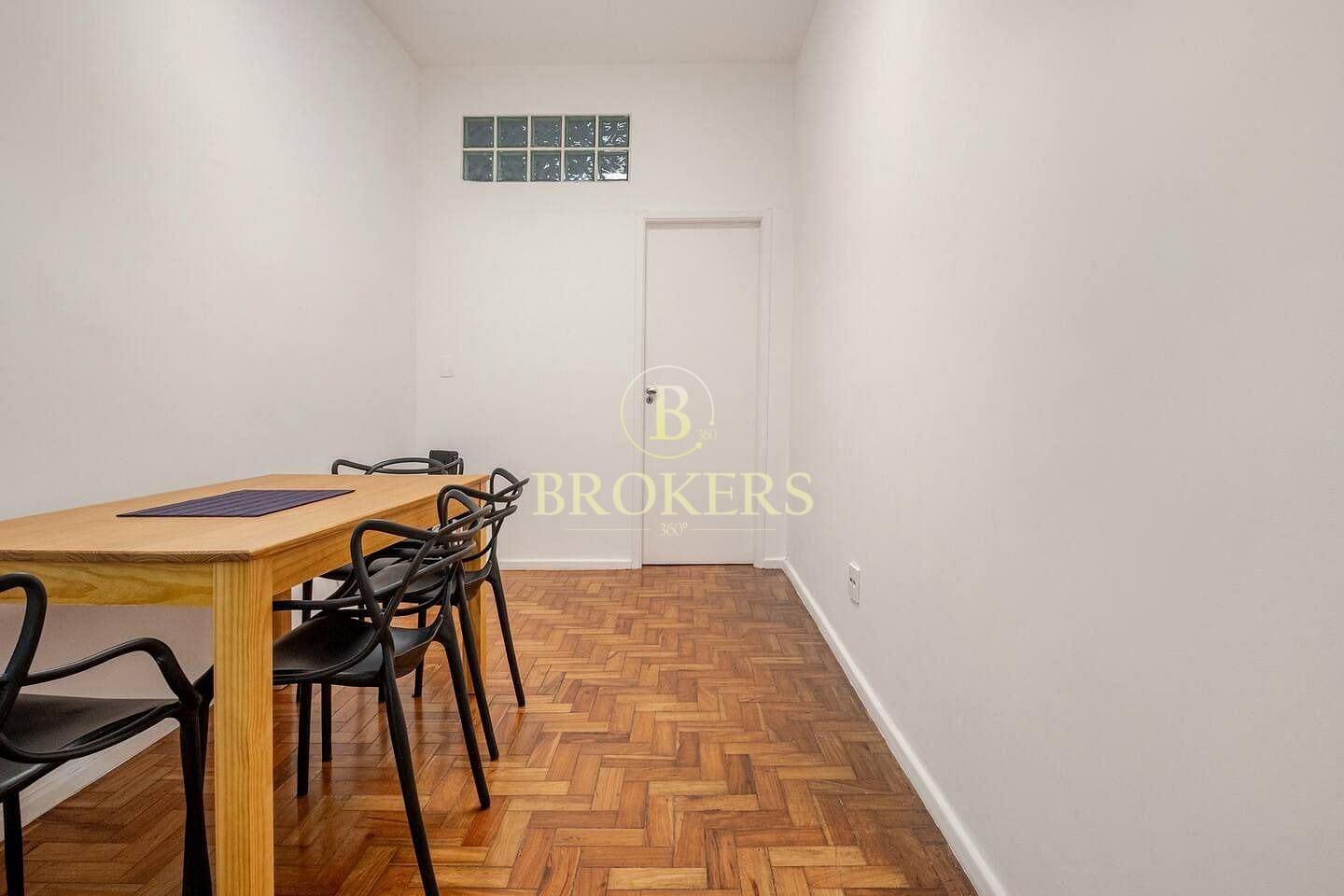 Apartamento à venda, Rua Ministro Viveiro de Castro - Copacabana. 2 quartos, 60 m². Próximo ao metrô e poucos passos da Praia.