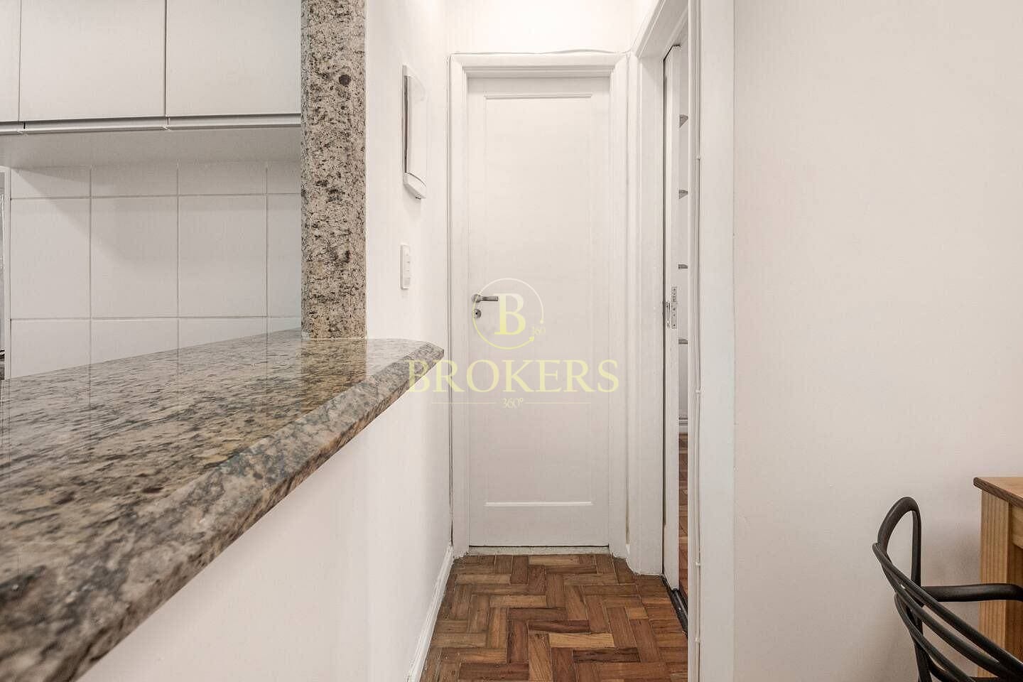 Apartamento à venda, Rua Ministro Viveiro de Castro - Copacabana. 2 quartos, 60 m². Próximo ao metrô e poucos passos da Praia.