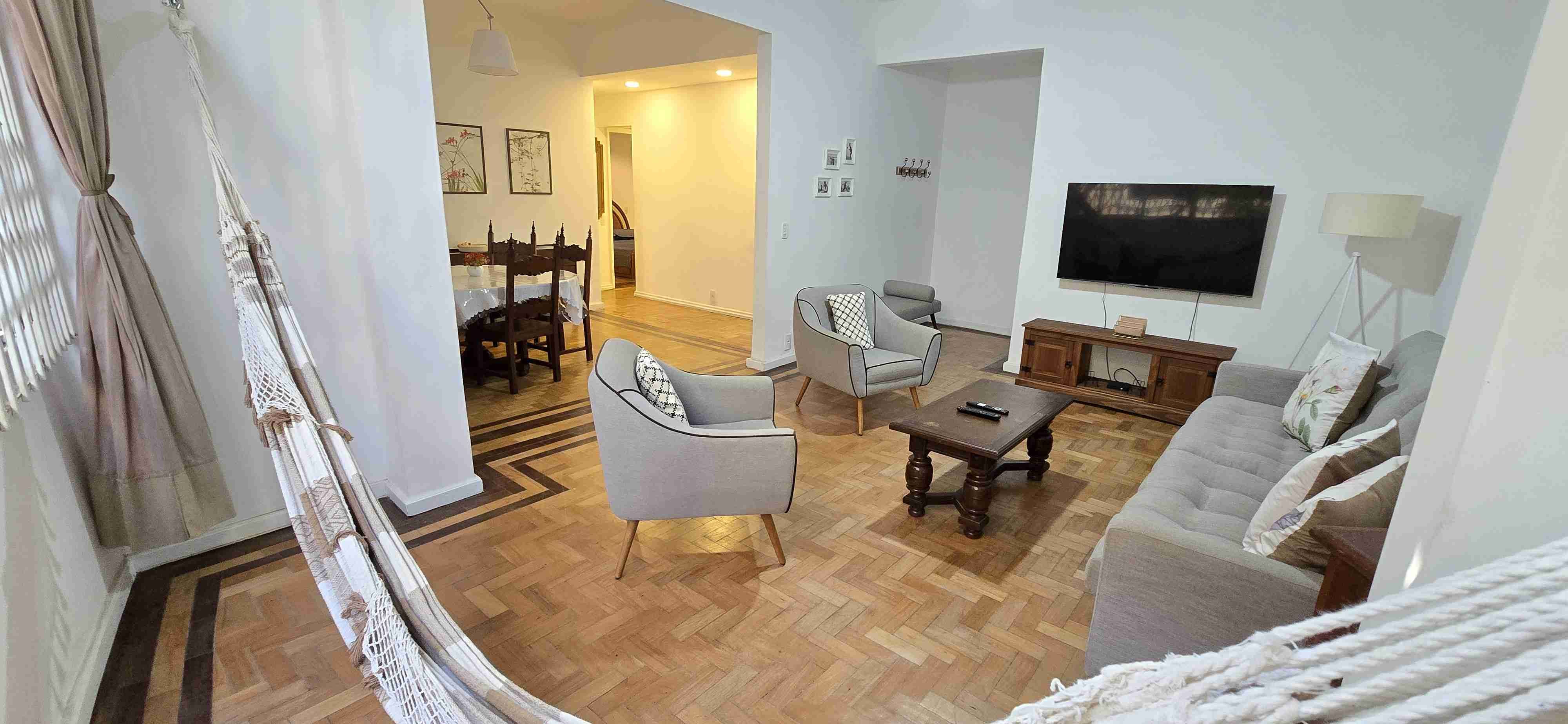 Apartamento à venda, Rua Domingos Ferreira, Copacabana, Rio de Janeiro. A uma quadra da praia, original 3 quartos, suíte, cozinha ampla, dependências completa.