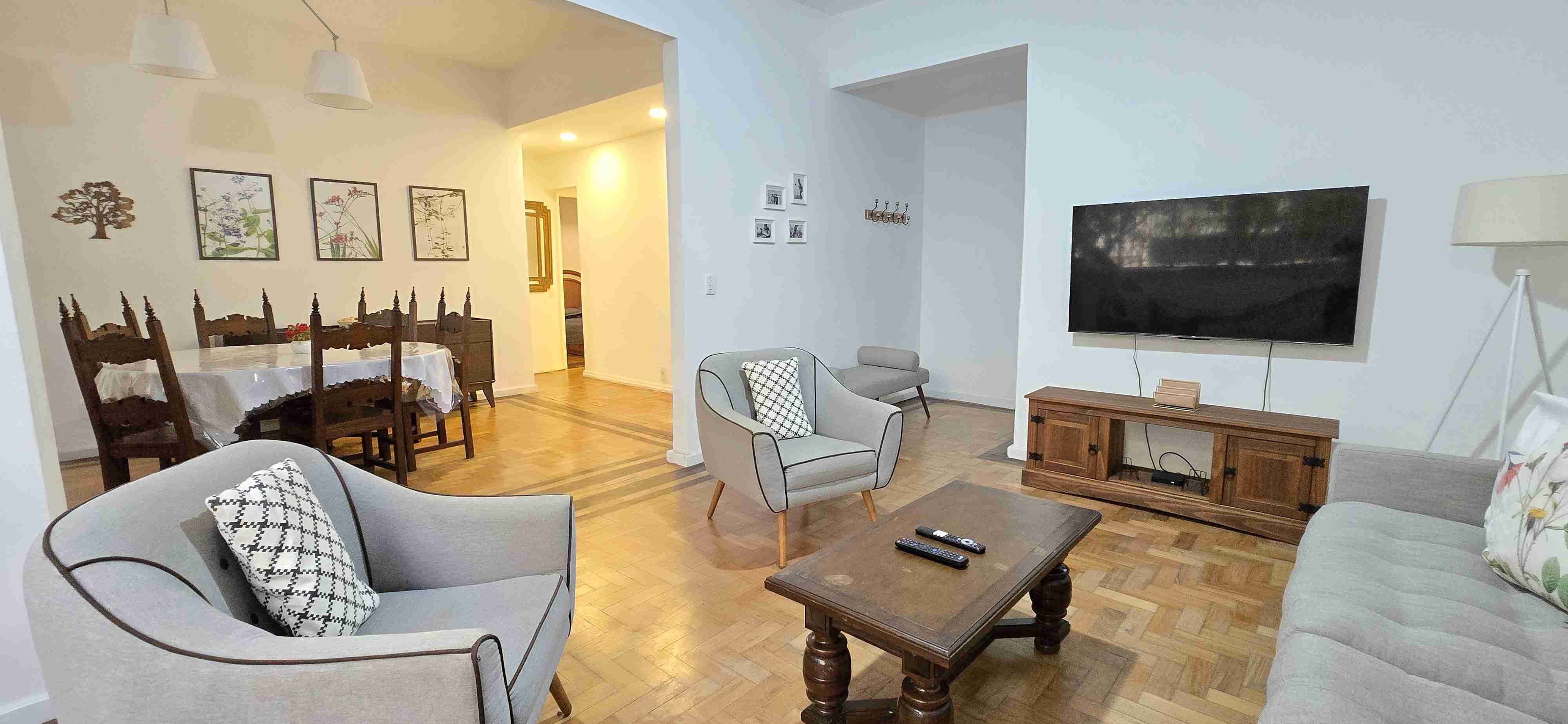 Apartamento à venda, Rua Domingos Ferreira, Copacabana, Rio de Janeiro. A uma quadra da praia, original 3 quartos, suíte, cozinha ampla, dependências completa.