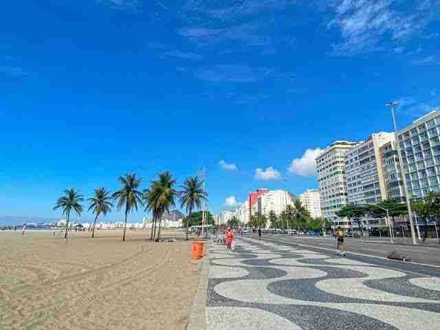 Apartamento à venda, Rua Domingos Ferreira, Copacabana, Rio de Janeiro. A uma quadra da praia, original 3 quartos, suíte, cozinha ampla, dependências completa.