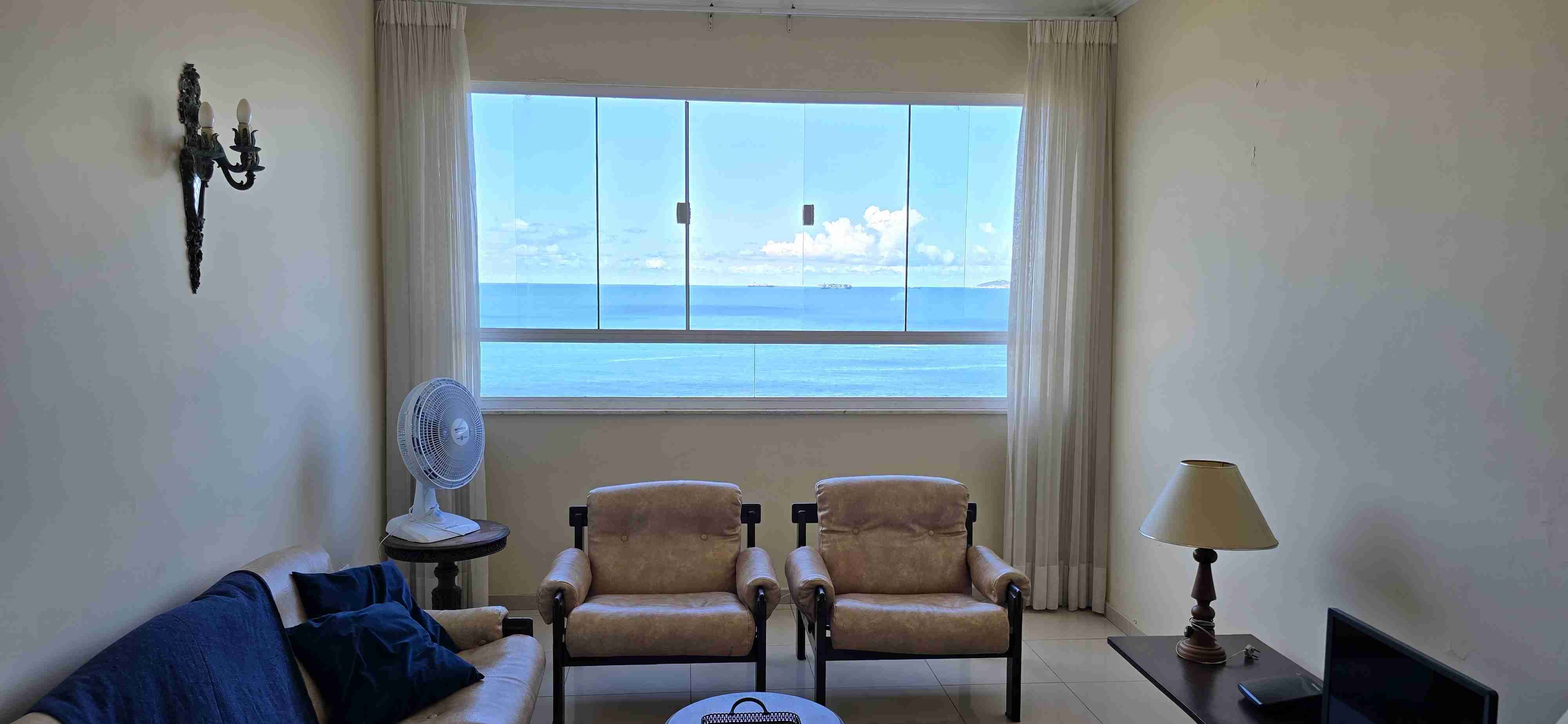 Apartamento à venda na Av Atlântica, Copacabana, Rio de Janeiro. Frente mar. Sala, 3 quartos, banheiro social, cozinha, dependências e 1 vaga de garagem.