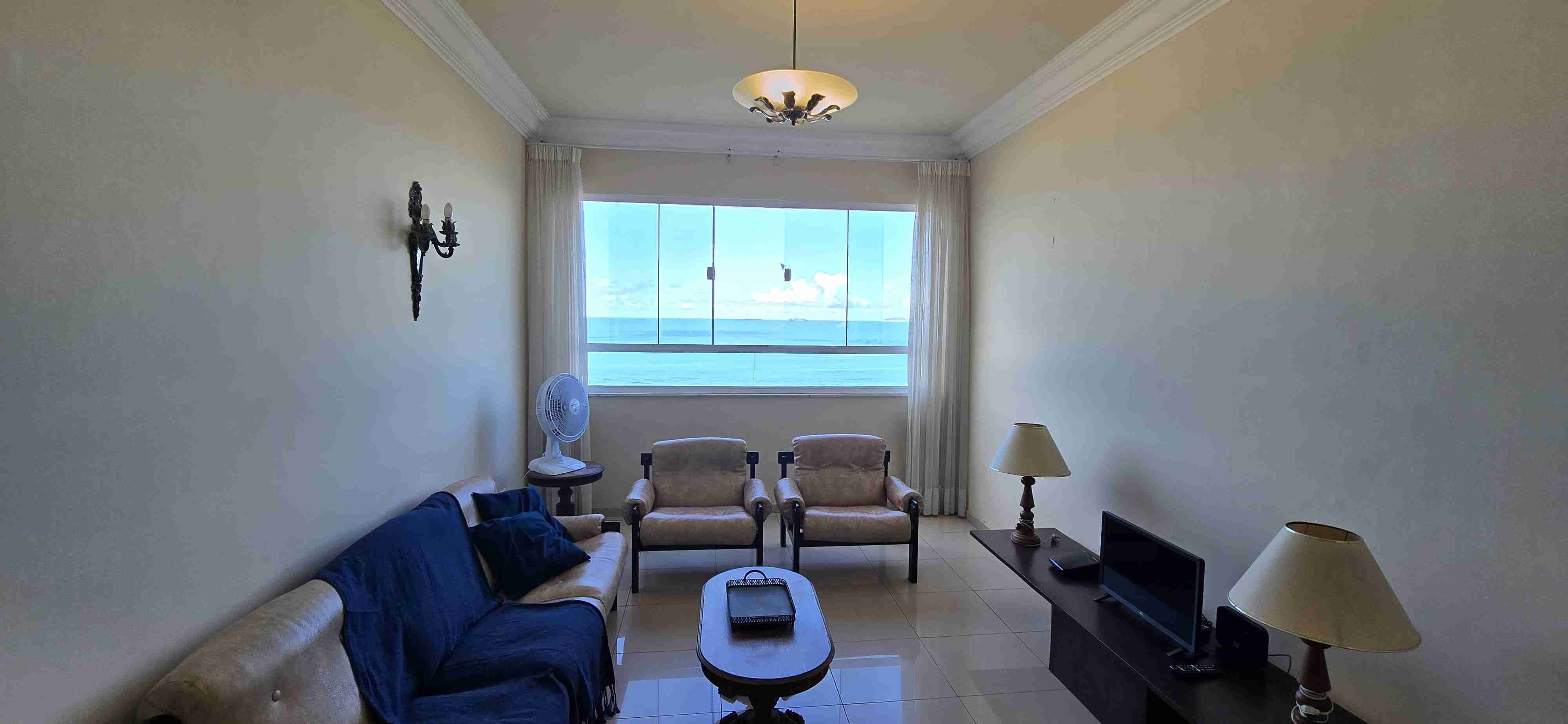 Apartamento à venda na Av Atlântica, Copacabana, Rio de Janeiro. Frente mar. Sala, 3 quartos, banheiro social, cozinha, dependências e 1 vaga de garagem.