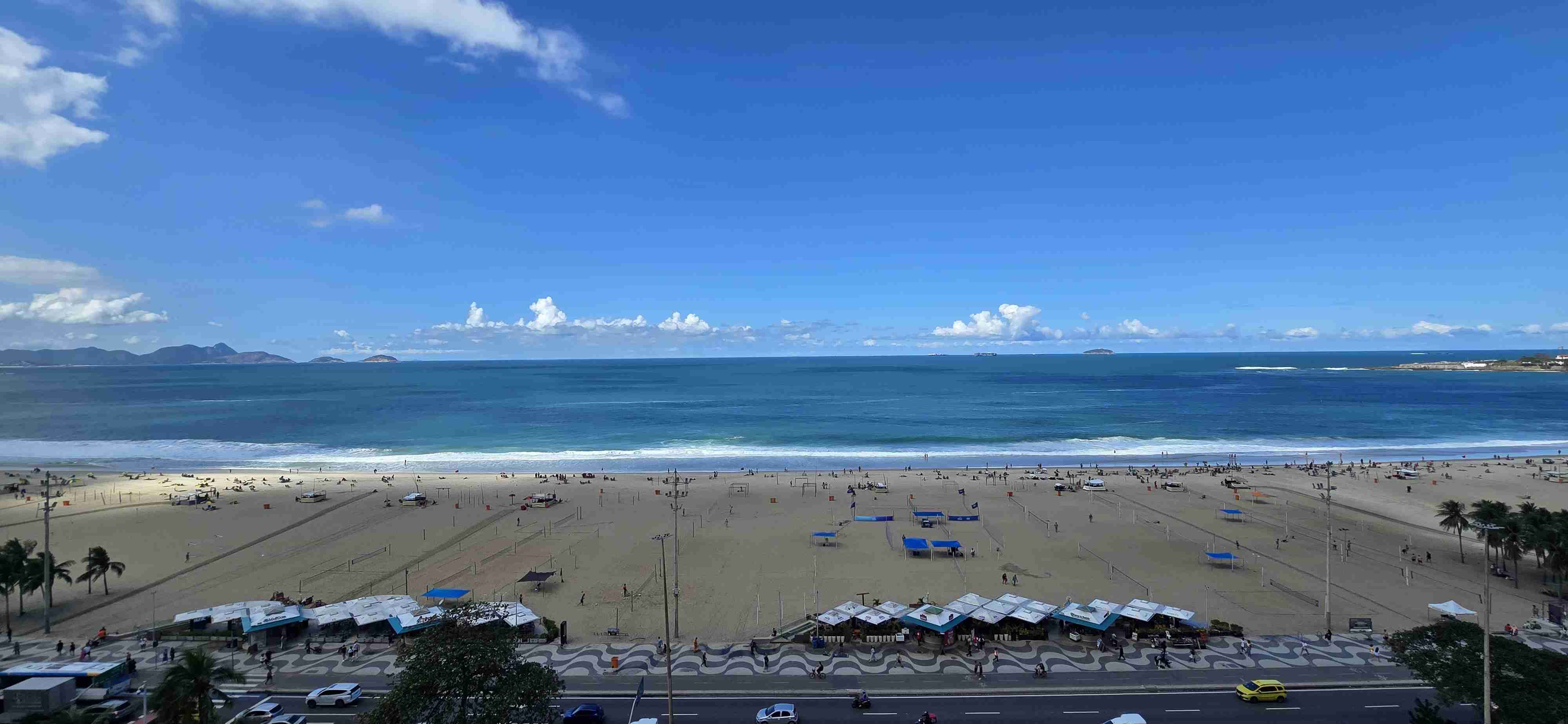 Apartamento à venda na Av Atlântica, Copacabana, Rio de Janeiro. Frente mar. Sala, 3 quartos, banheiro social, cozinha, dependências e 1 vaga de garagem.