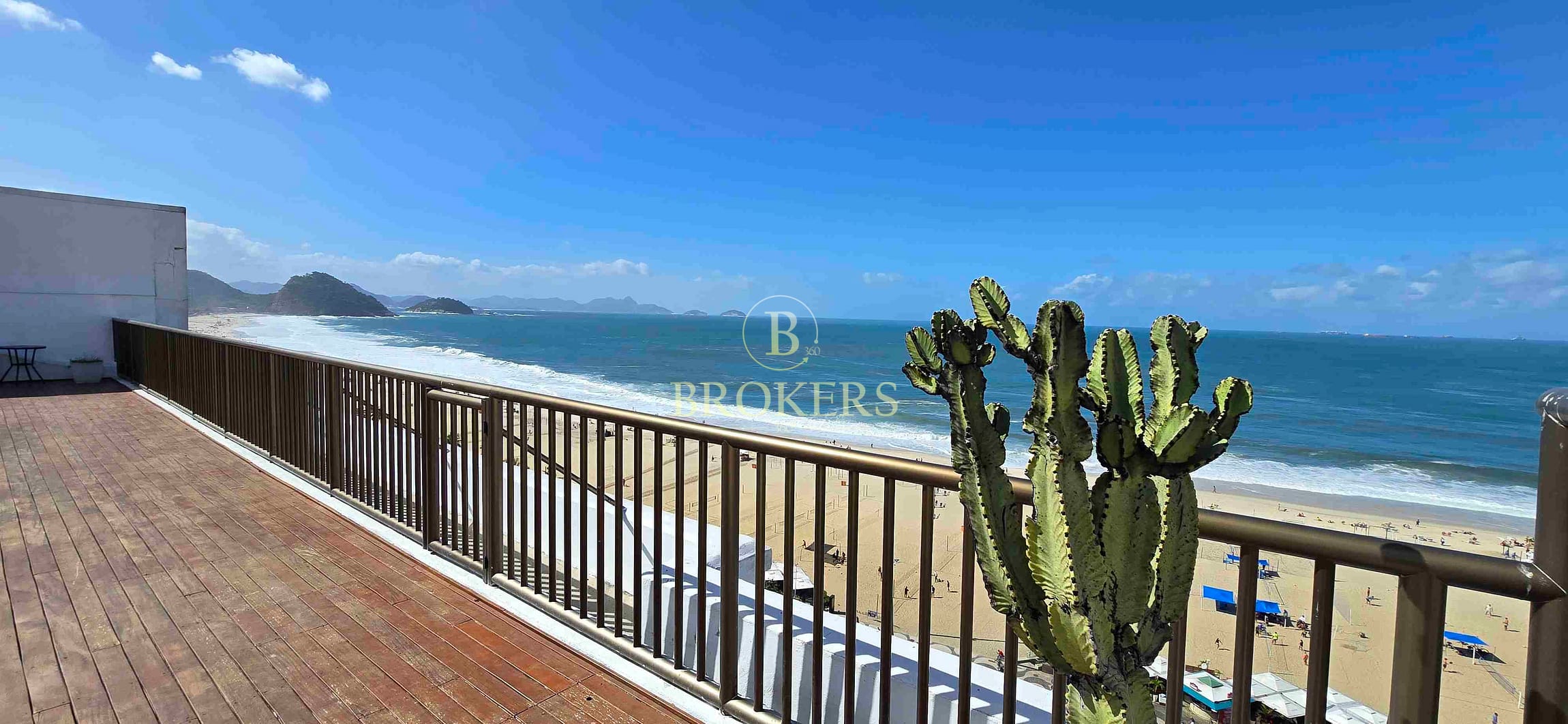 Apartamento à venda na Av Atlântica, Copacabana, Rio de Janeiro. Frente mar. Sala, 3 quartos, banheiro social, cozinha, dependências e 1 vaga de garagem.