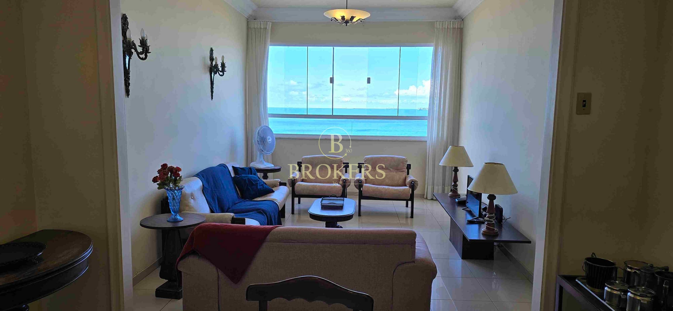 Apartamento à venda na Av Atlântica, Copacabana, Rio de Janeiro. Frente mar. Sala, 3 quartos, banheiro social, cozinha, dependências e 1 vaga de garagem.
