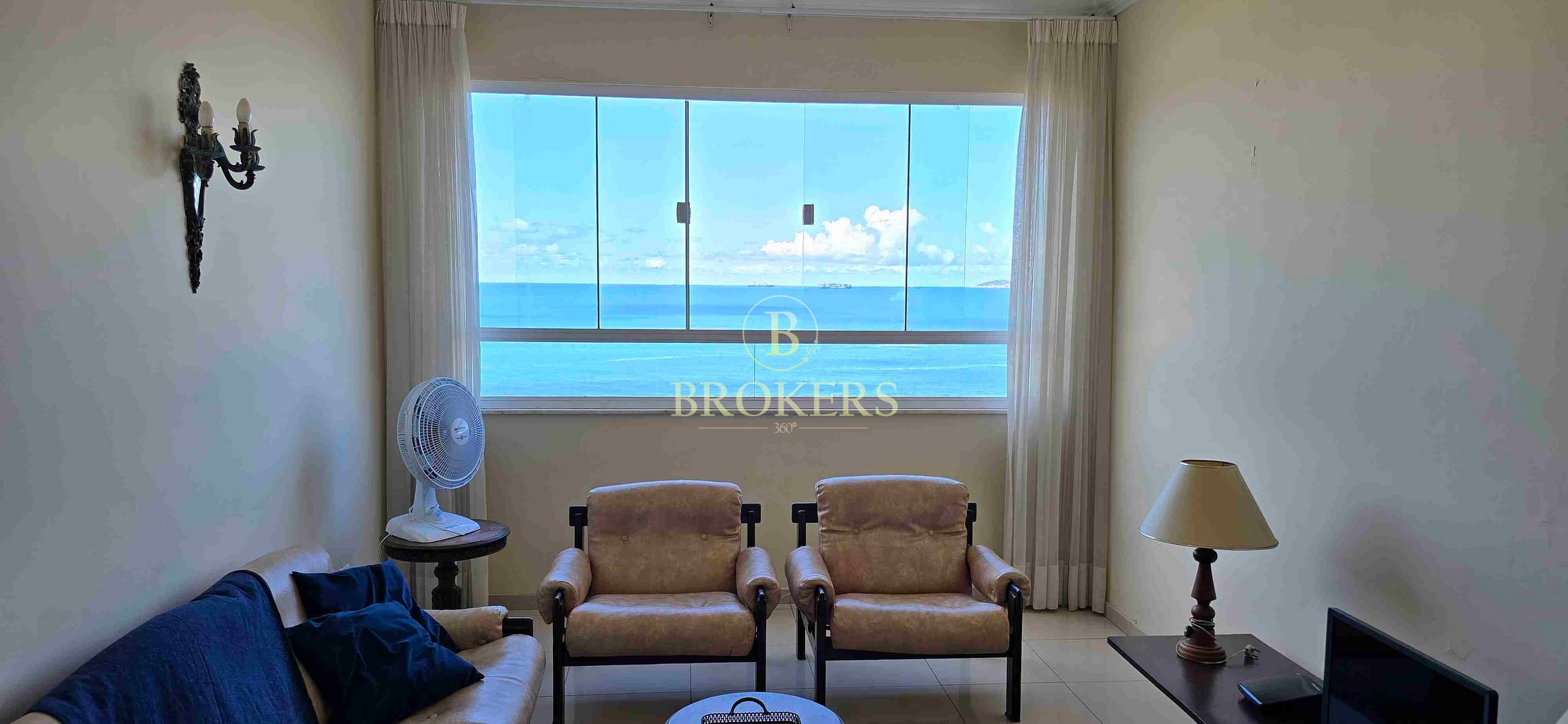 Apartamento à venda na Av Atlântica, Copacabana, Rio de Janeiro. Frente mar. Sala, 3 quartos, banheiro social, cozinha, dependências e 1 vaga de garagem.