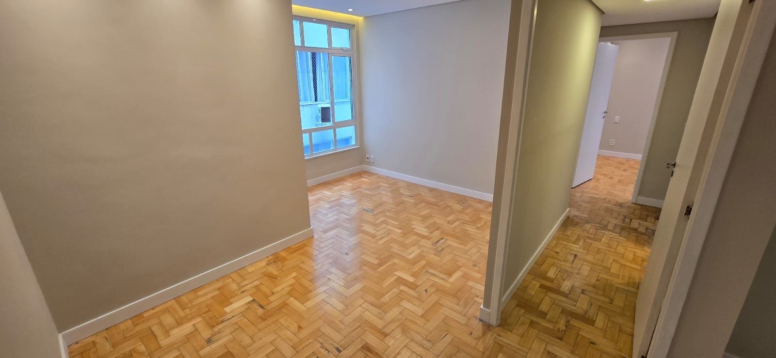 Apartamento à venda, Rua Nascimento Silva - Ipanema. 2 quartos sendo 1 suíte, totalmente modernizado. 70 m². 1 vaga na escritura.