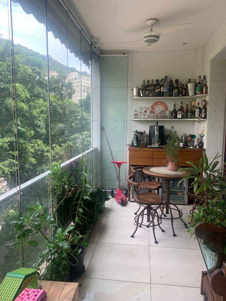 Apartamento à venda Rua Cosme Velho - Cosme Velho. Varanda, 4 quartos, sendo 2 suítes, 3 vagas na escritura - 220 m²