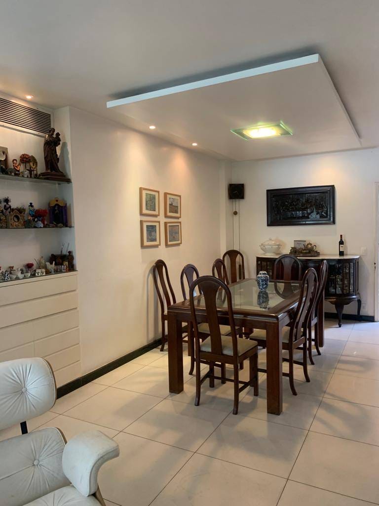 Apartamento à venda Rua Cosme Velho - Cosme Velho. Varanda, 4 quartos, sendo 2 suítes, 3 vagas na escritura - 220 m²