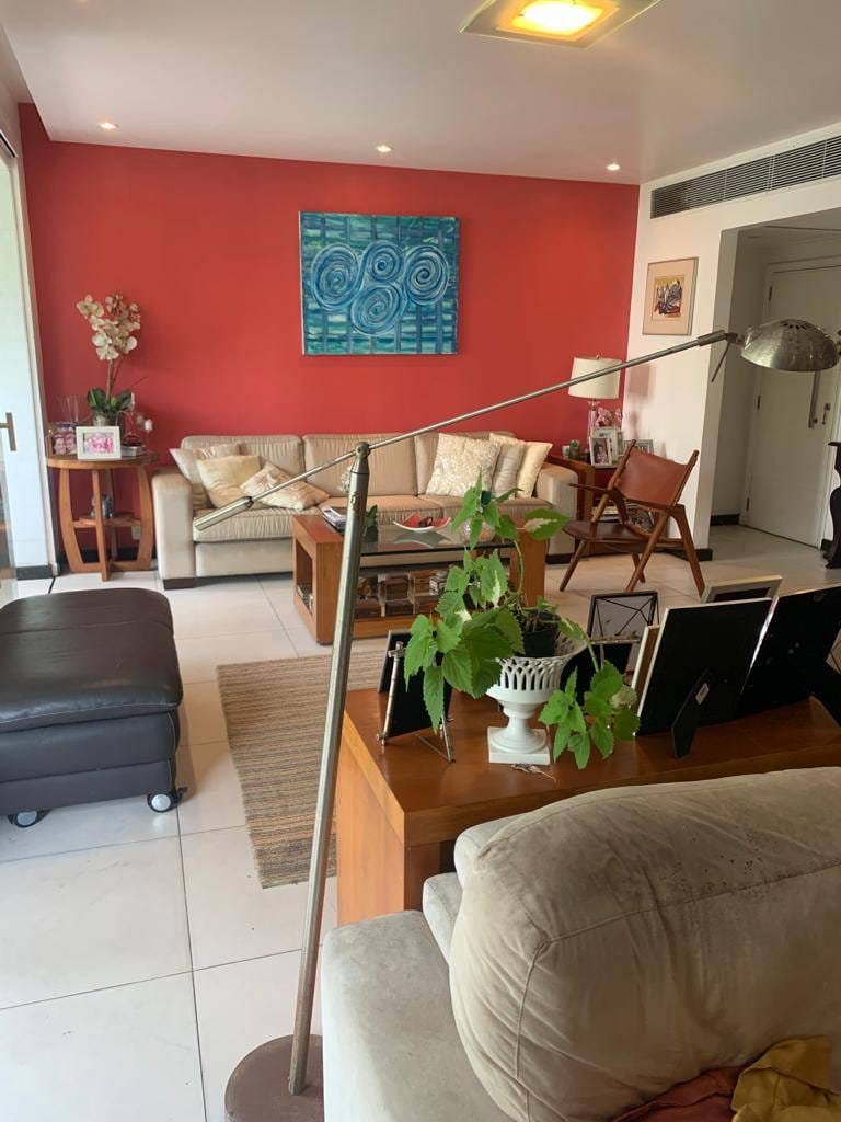 Apartamento à venda Rua Cosme Velho - Cosme Velho. Varanda, 4 quartos, sendo 2 suítes, 3 vagas na escritura - 220 m²