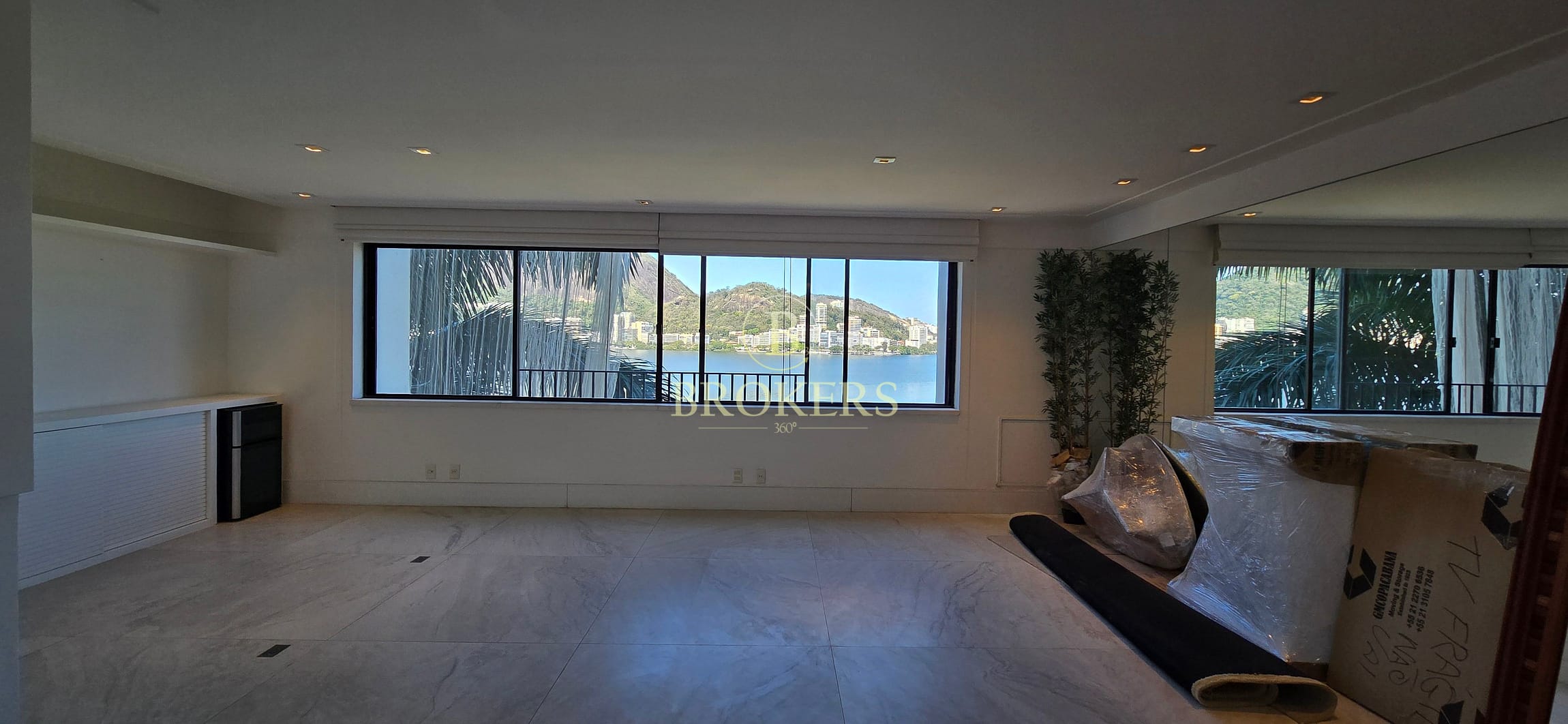 Apartamento com vista panorâmica para  a Lagoa à venda. Salão, 3 quartos, cozinha com dependências, 2 vagas. Entrar e morar!