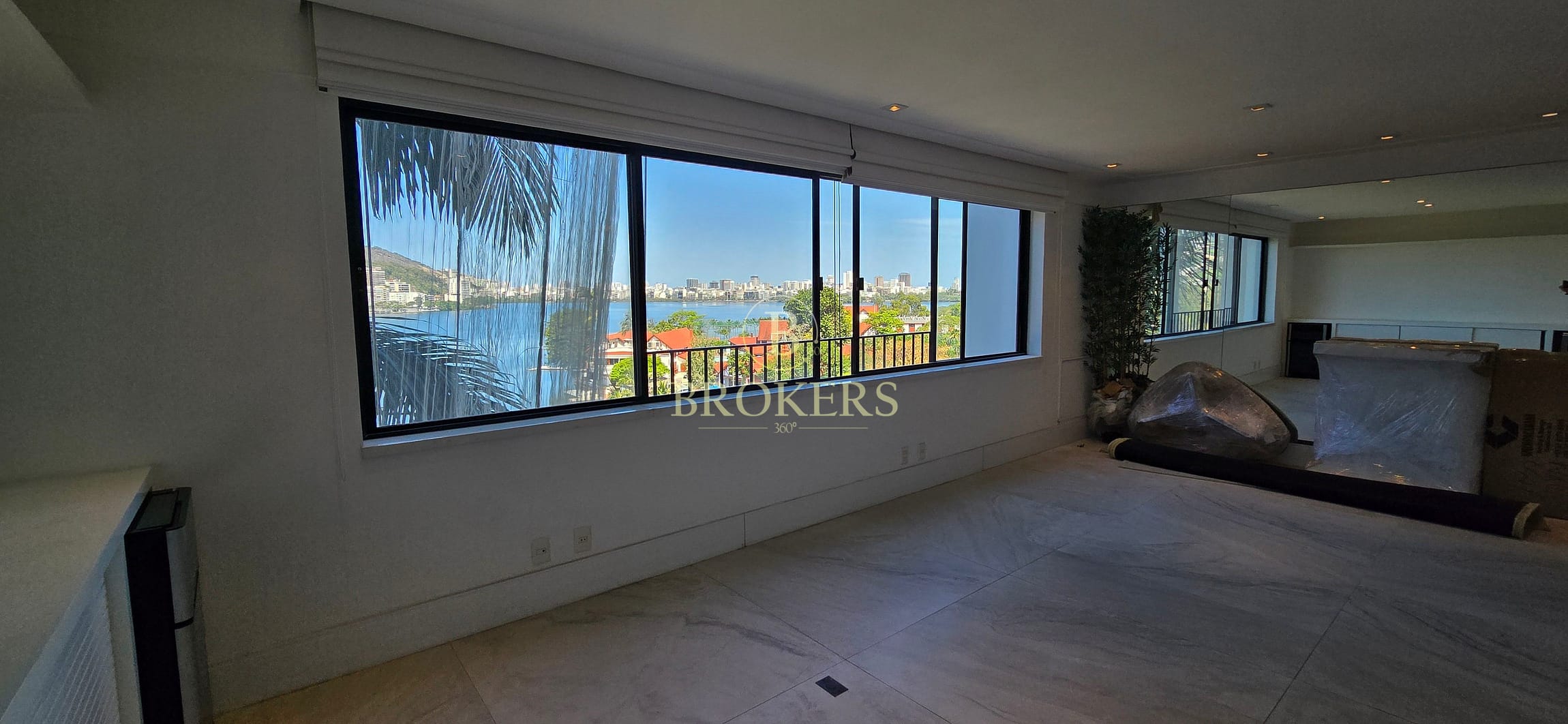 Apartamento com vista panorâmica para  a Lagoa à venda. Salão, 3 quartos, cozinha com dependências, 2 vagas. Entrar e morar!