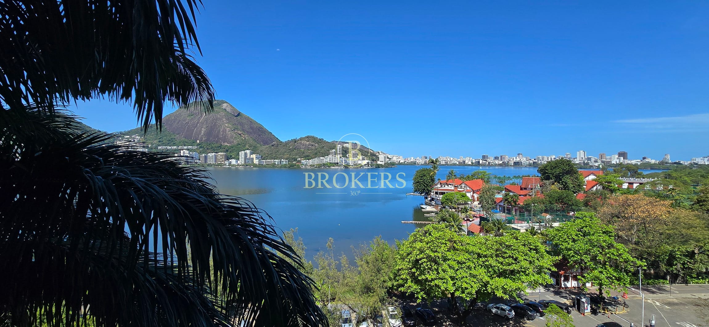 Apartamento com vista panorâmica para  a Lagoa à venda. Salão, 3 quartos, cozinha com dependências, 2 vagas. Entrar e morar!