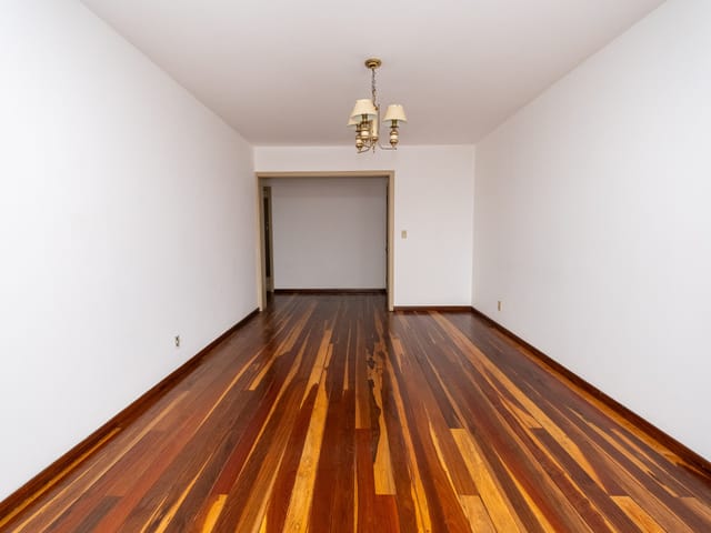 Foto do Apartamento - Apartamento à venda ou aluguel no Centro de Pelotas com 138 m², 3 quartos sendo 1 suíte, peças amplas, lareira e vaga de garagem | UP Imóveis