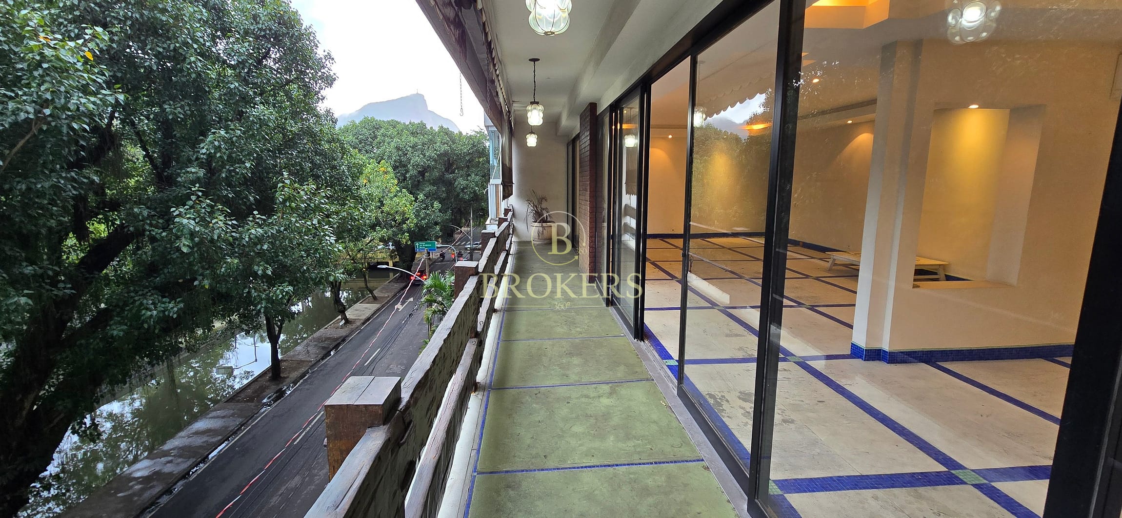 Apartamento exclusivo à venda no Leblon, com 270 m² e 4 quartos. Varandão com vista espetacular para o Cristo Redentor e o Morro Dois Irmãos.