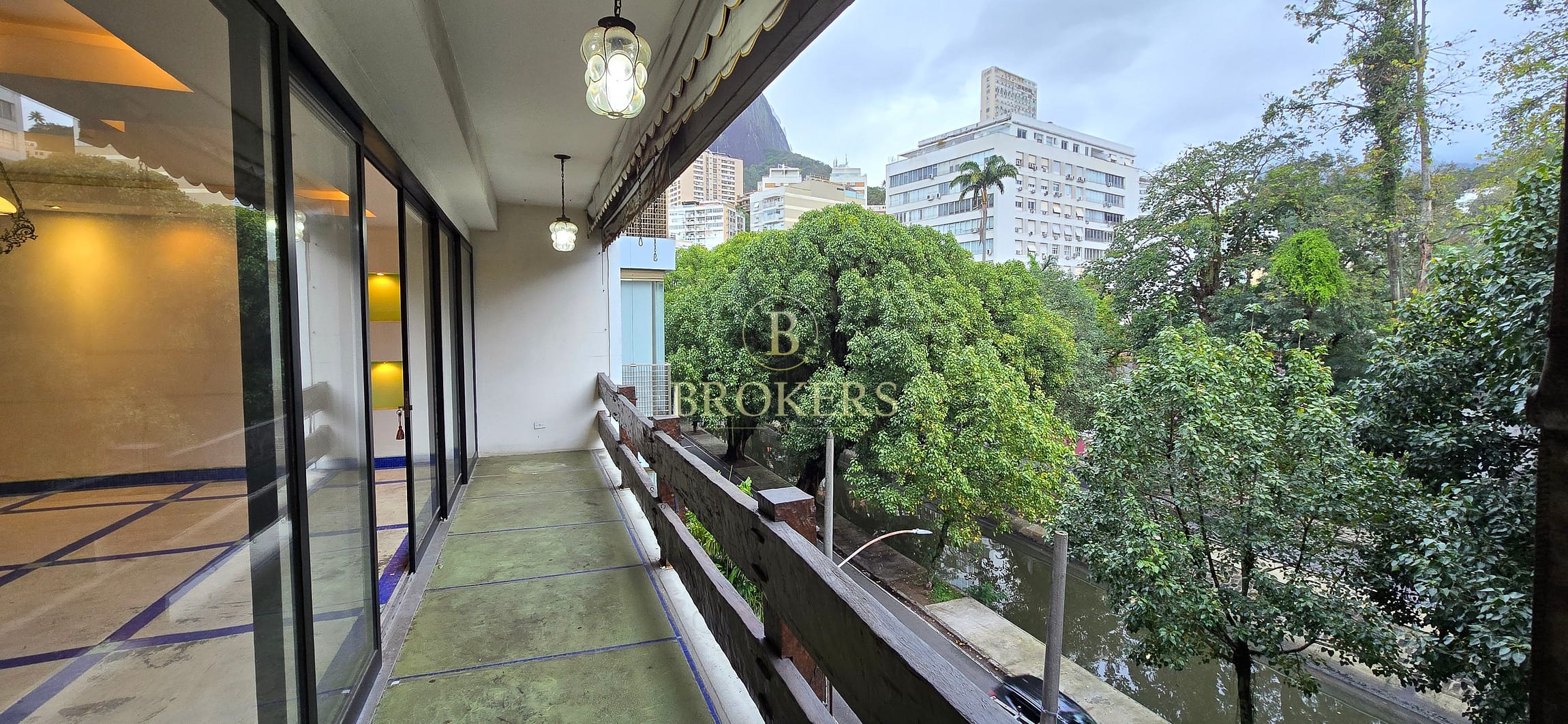 Apartamento exclusivo à venda no Leblon, com 270 m² e 4 quartos. Varandão com vista espetacular para o Cristo Redentor e o Morro Dois Irmãos.