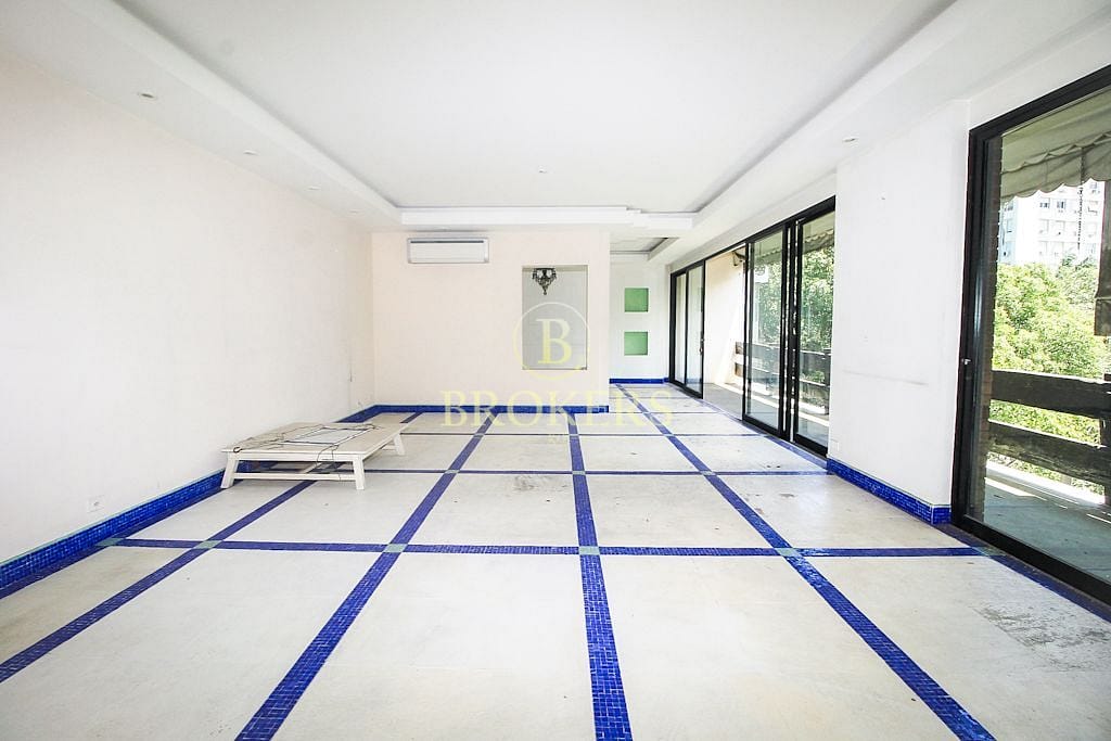Apartamento exclusivo à venda no Leblon, com 270 m² e 4 quartos. Varandão com vista espetacular para o Cristo Redentor e o Morro Dois Irmãos.