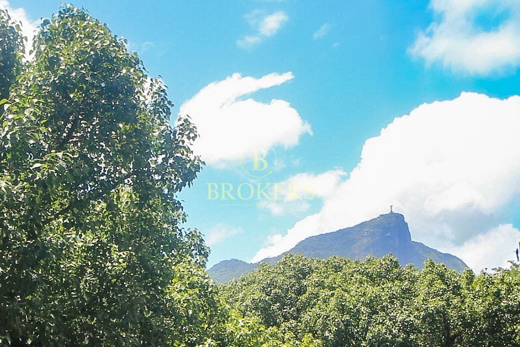 Apartamento exclusivo à venda no Leblon, com 270 m² e 4 quartos. Varandão com vista espetacular para o Cristo Redentor e o Morro Dois Irmãos.