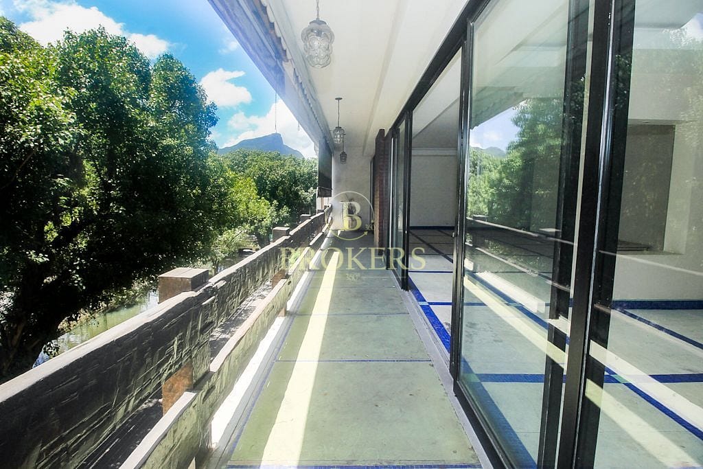 Apartamento exclusivo à venda no Leblon, com 270 m² e 4 quartos. Varandão com vista espetacular para o Cristo Redentor e o Morro Dois Irmãos.