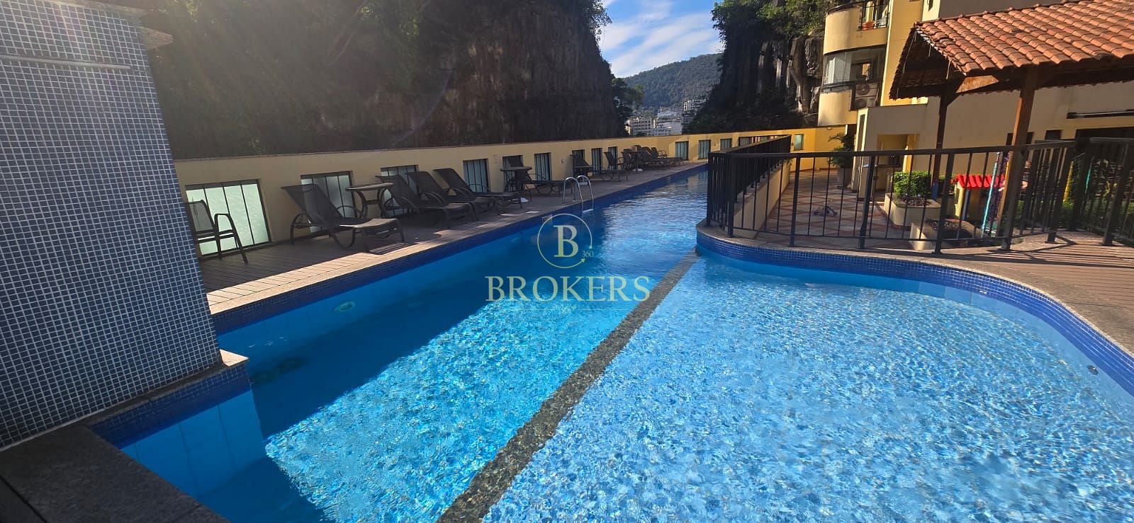 Apartamento à Venda Rua Pinheiro Machado - Laranjeiras. Varanda, 2 quartos sendo 1 suíte, 1 vaga de garagem.  Condomínio com infra completa.  82 m². 