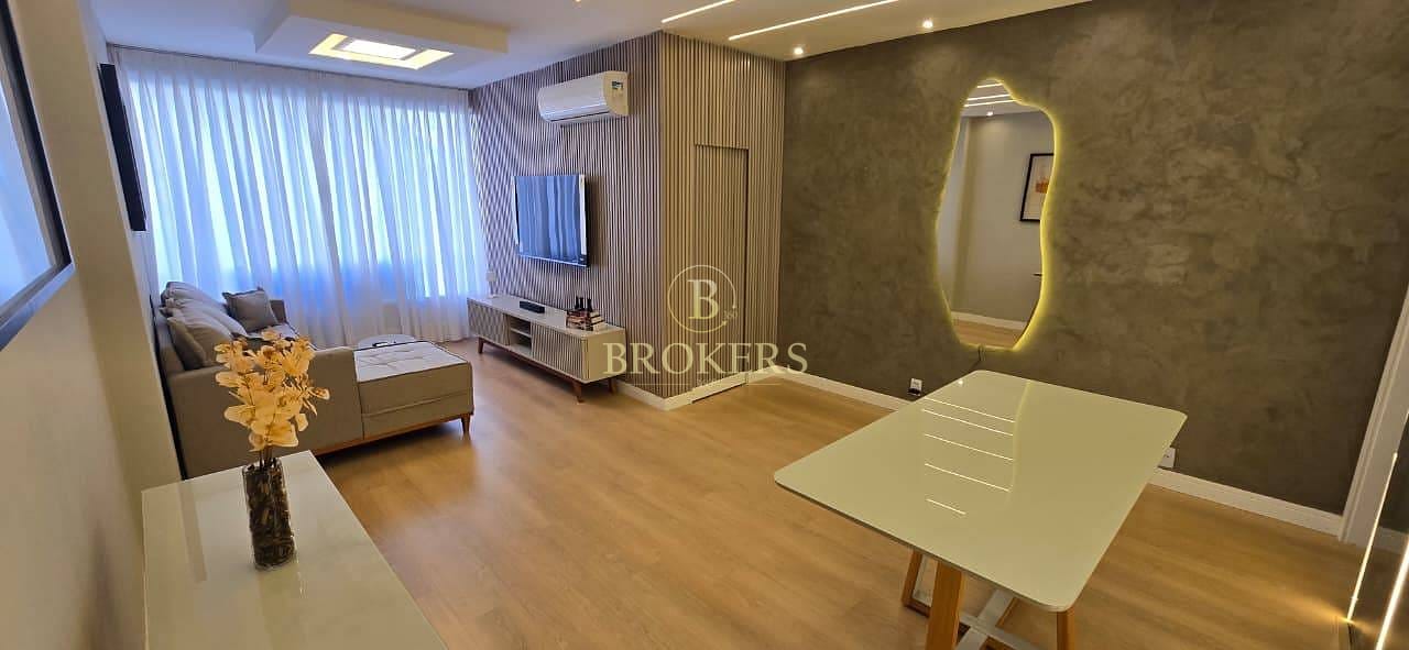 Apartamento à venda Rua Marquês de Abrantes.  3 quartos, 1 suíte,  juntinho à estação de metrô.  120 m2. Porteira Fechada!!! 1 vaga na escritura. 