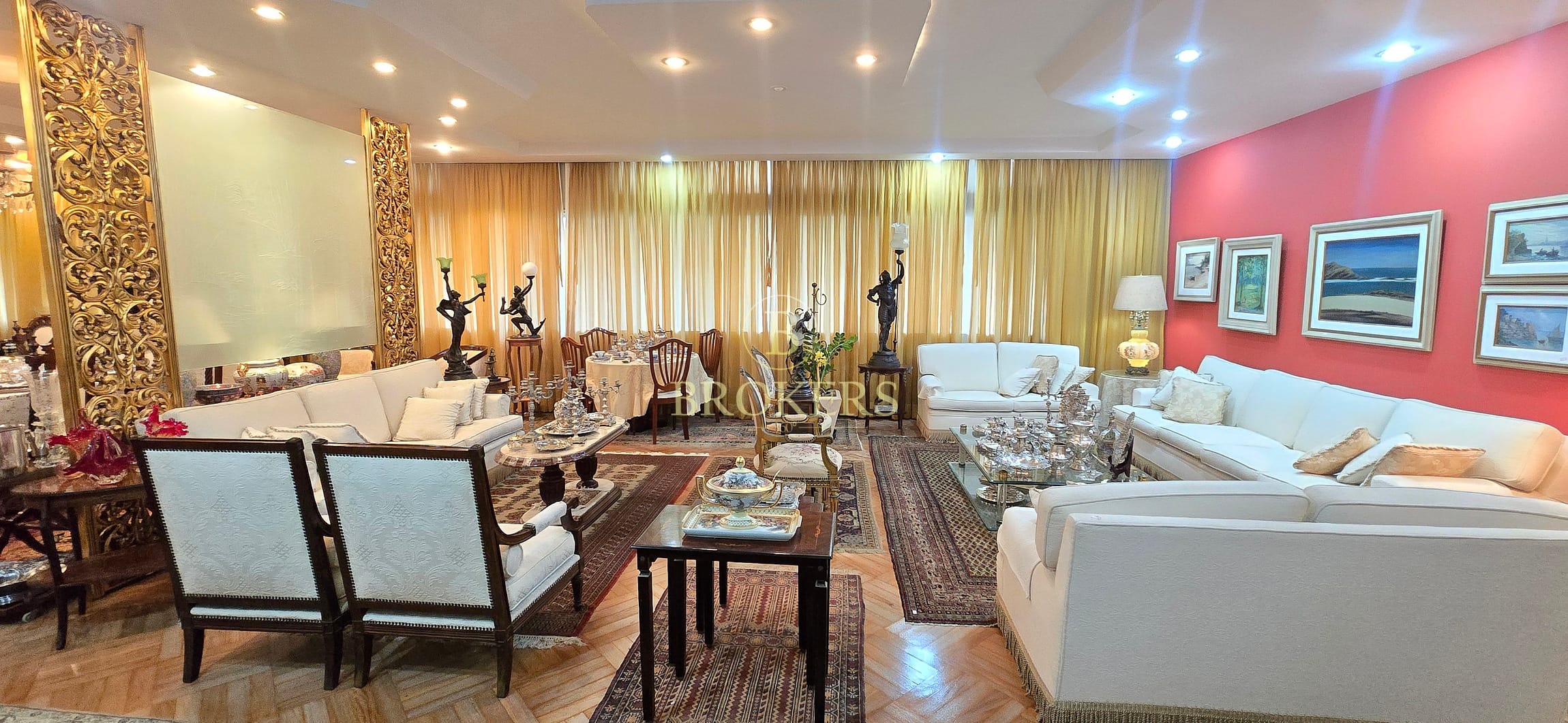 Apartamento à venda com 300m² em Copacabana, RJ! 300 metros da praia, 1 por andar, sala em 3 ambientes, 3 quartos, sendo 2uítes, 1 vaga. Porteiro 24 horas.