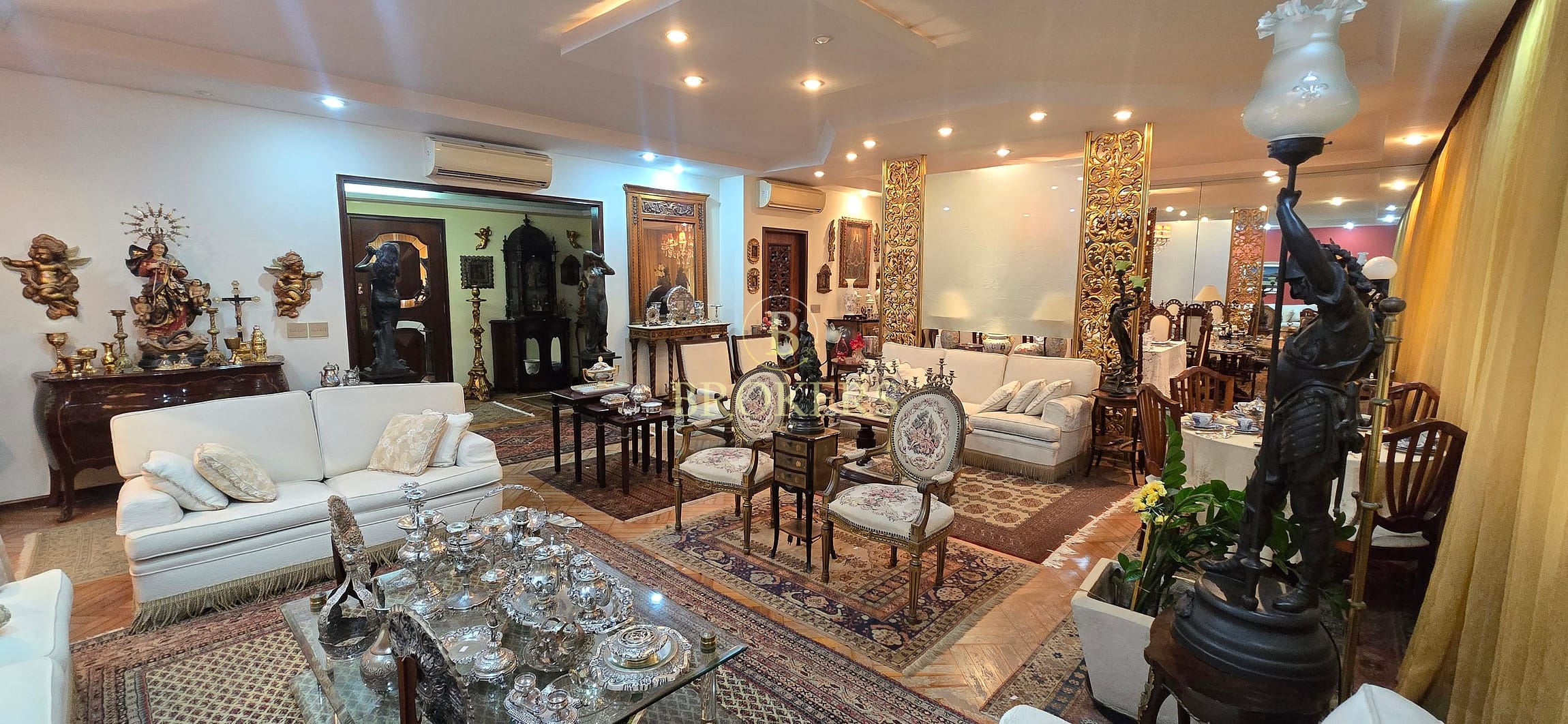 Apartamento à venda com 300m² em Copacabana, RJ! 300 metros da praia, 1 por andar, sala em 3 ambientes, 3 quartos, sendo 2uítes, 1 vaga. Porteiro 24 horas.