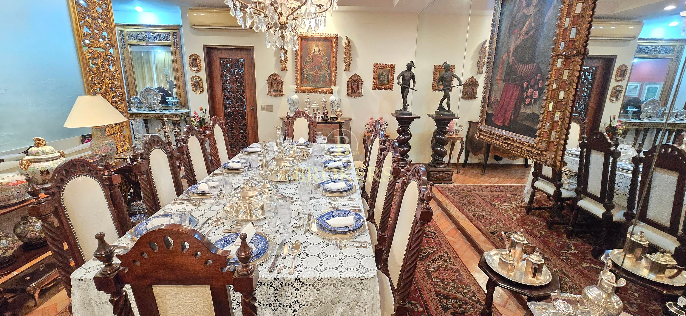 Apartamento à venda com 300m² em Copacabana, RJ! 300 metros da praia, 1 por andar, sala em 3 ambientes, 3 quartos, sendo 2uítes, 1 vaga. Porteiro 24 horas.