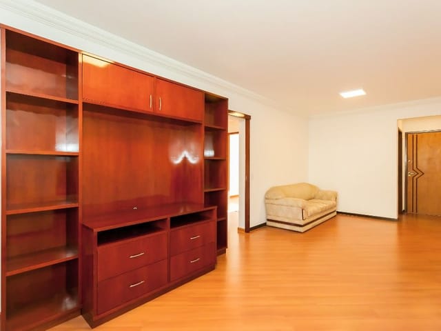 Apartamento 3 quartos e 2 banheiros, para alugar, no bairro Alto da Glória em Curitiba