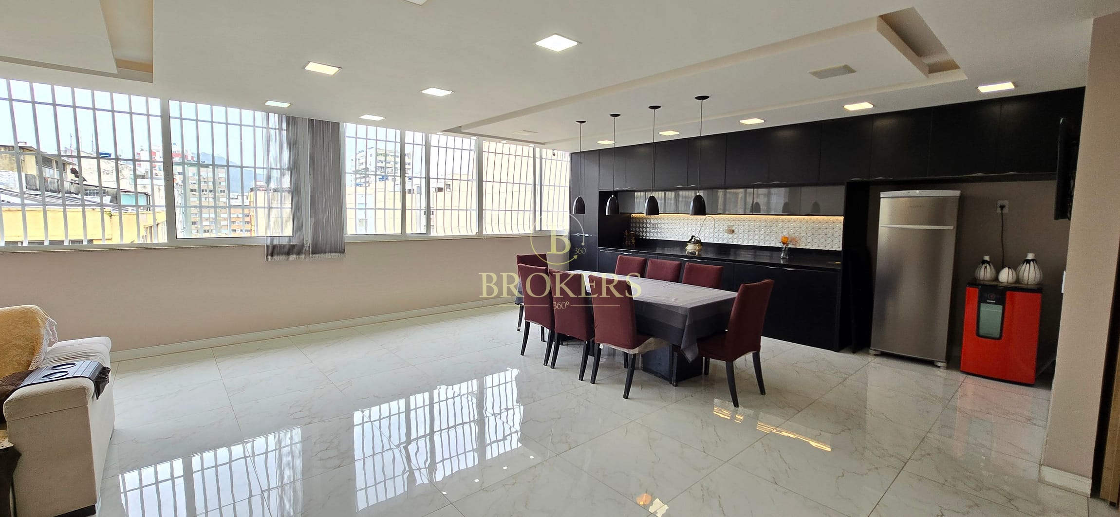 Apartamento espetacular, todo  modernizado à venda na Rua Figueiredo Magalhães, Copacabana, Rio de Janeiro.