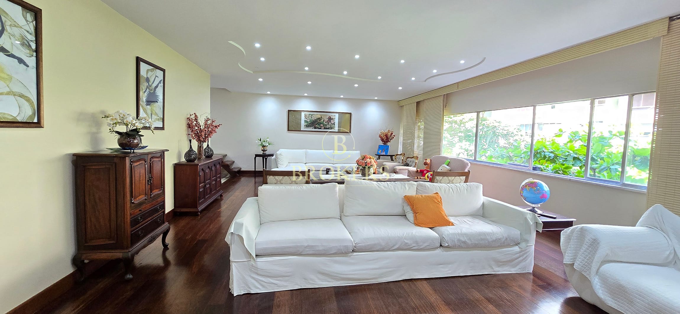 Apartamento espetacular à venda em Copacabana: sala ampla, 3 quartos com suíte master, cozinha planejada, 2 vagas e a 2 quadras da praia