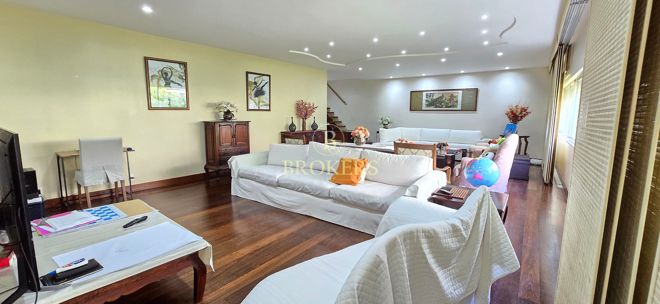 Apartamento espetacular à venda em Copacabana: sala ampla, 3 quartos com suíte master, cozinha planejada, 2 vagas e a 2 quadras da praia