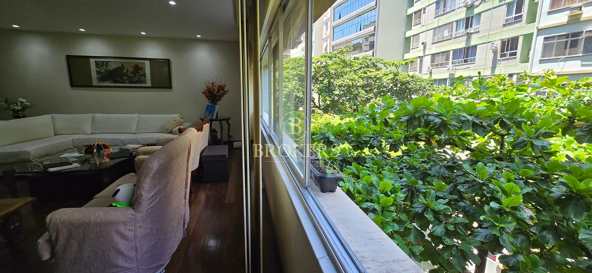 Apartamento espetacular à venda em Copacabana: sala ampla, 3 quartos com suíte master, cozinha planejada, 2 vagas e a 2 quadras da praia