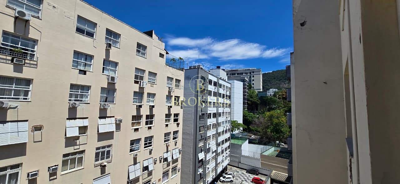 Apartamento totalmente modernizado à venda, Rua Pinheiro Machado - Laranjeiras. 3 quartos sendo 1 suíte, 1 banheiro social, 1 vaga na escritura - 130 m².