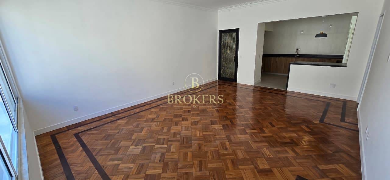 Apartamento totalmente modernizado à venda, Rua Pinheiro Machado - Laranjeiras. 3 quartos sendo 1 suíte, 1 banheiro social, 1 vaga na escritura - 130 m².