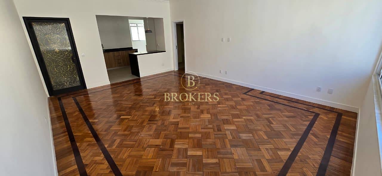 Apartamento totalmente modernizado à venda, Rua Pinheiro Machado - Laranjeiras. 3 quartos sendo 1 suíte, 1 banheiro social, 1 vaga na escritura - 130 m².