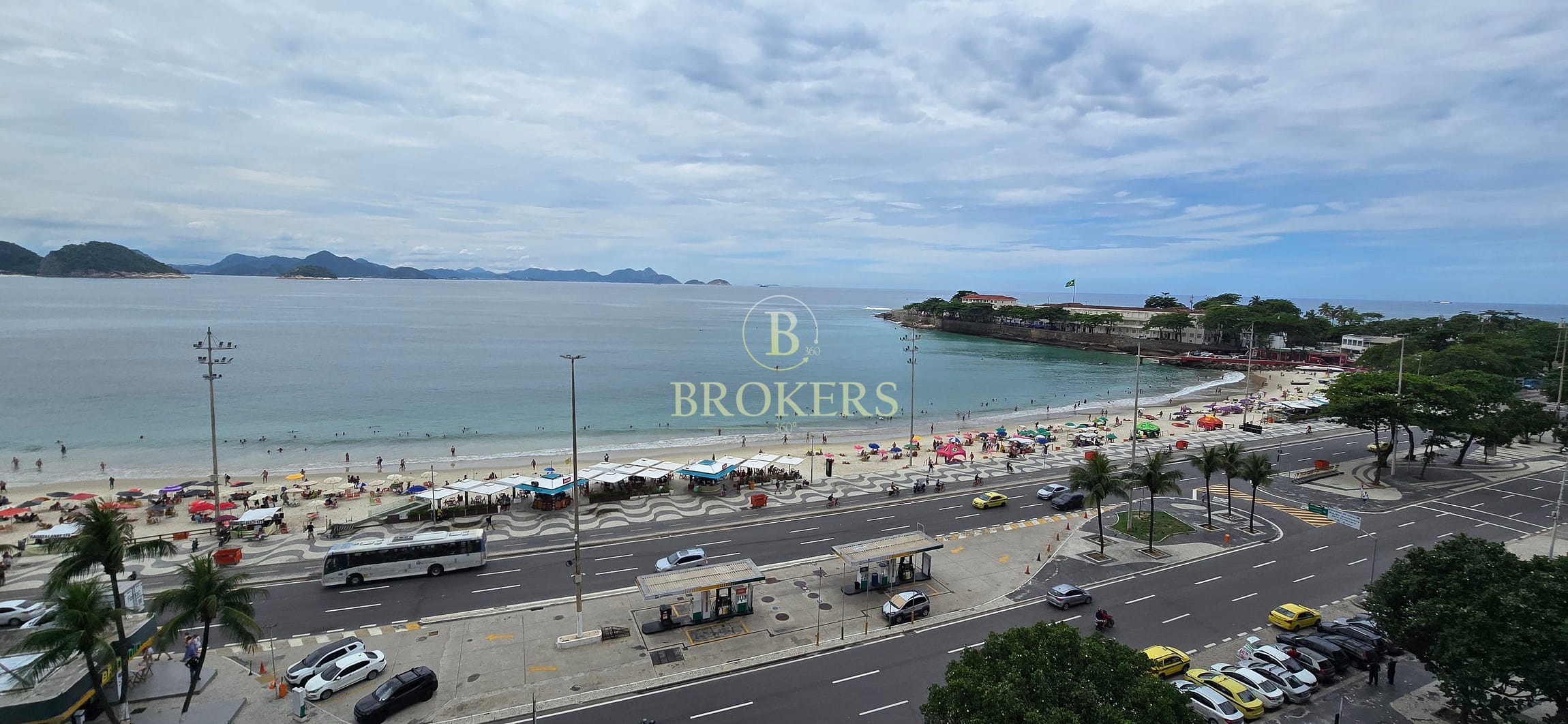 Apartamento todo modernizado  à venda na Avenida Atlântica, Copacabana. Frente mar,  andar alto, 3 quartos, sendo 2 suítes e 1 vaga.