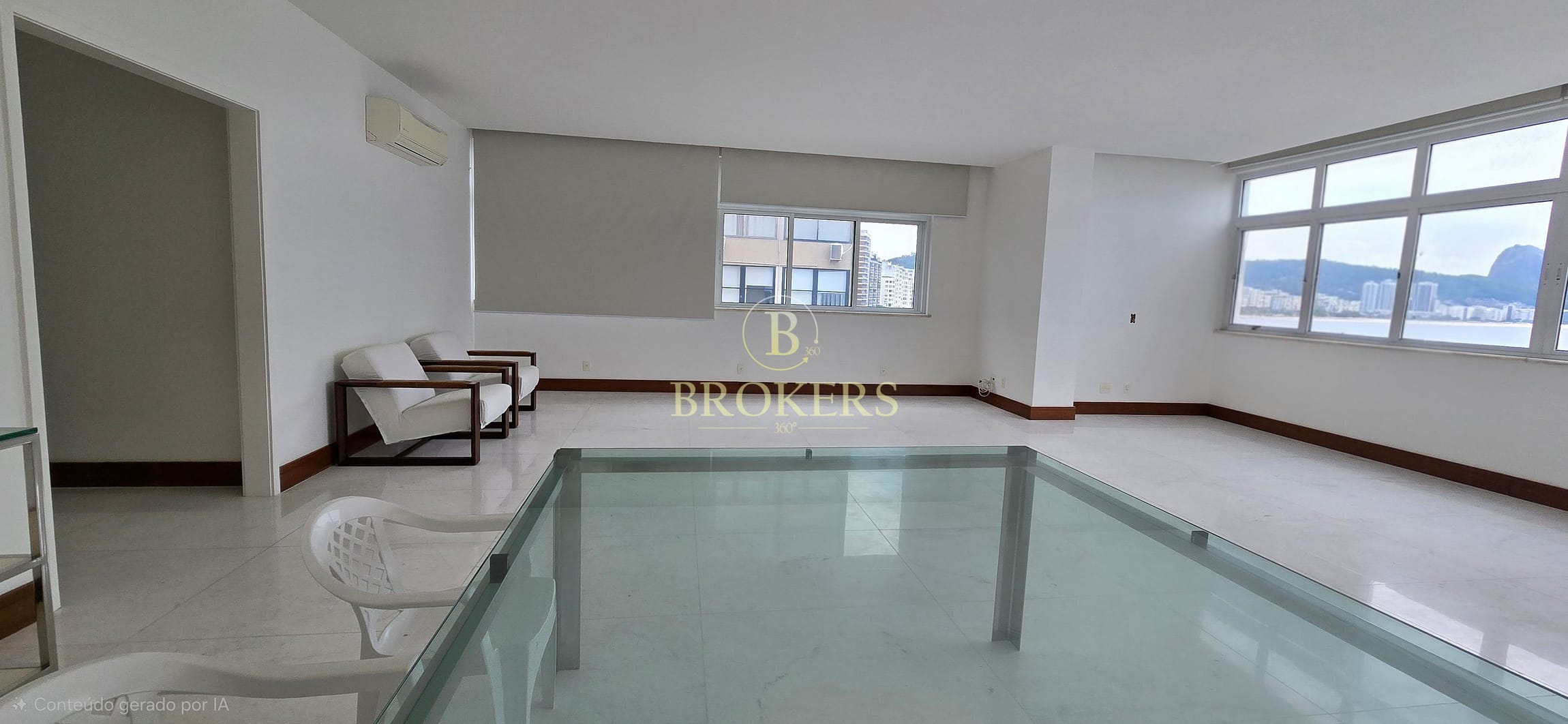 Apartamento todo modernizado  à venda na Avenida Atlântica, Copacabana. Frente mar,  andar alto, 3 quartos, sendo 2 suítes e 1 vaga.