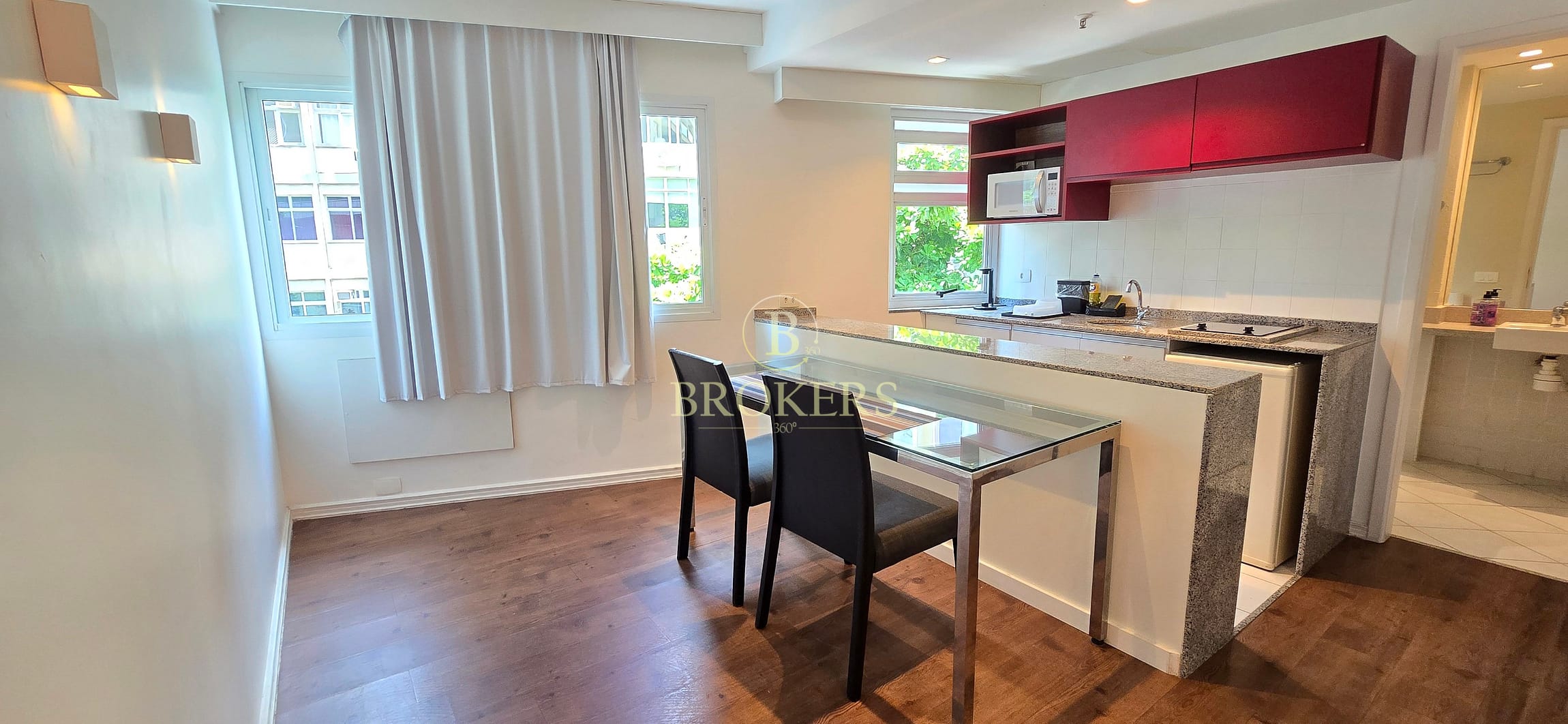 Já pensou em ter um Flat de alto padrão  a 400 metros da Praia de Ipanema. Oportunidade para quem busca rentabilizar com aluguel de temporada