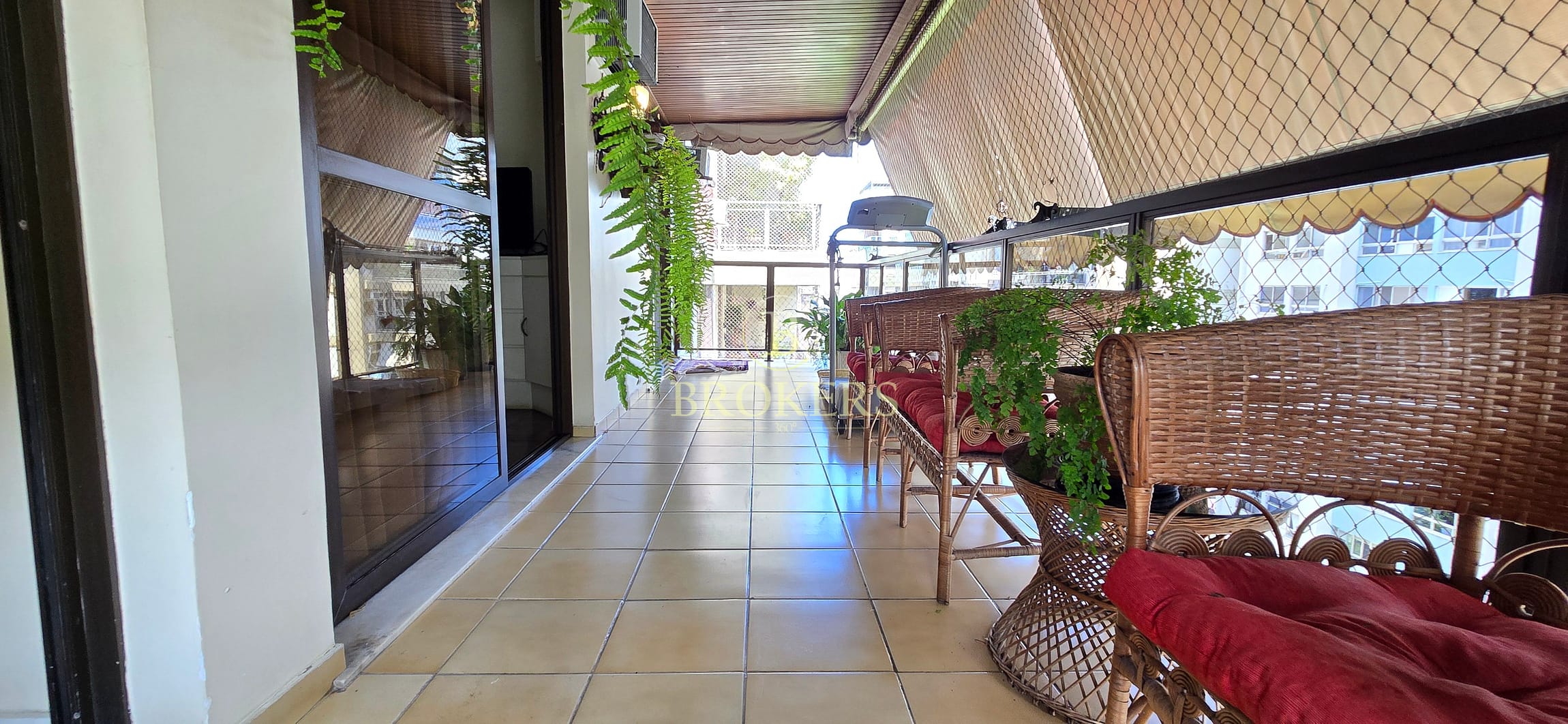 Apartamento à venda, Rua santa Clara, junto ao Bairro Peixoto, Copacabana! Aproximadamente 162m², Varandão, 3 quartos, 1 suíte, andar alto, 2 vagas.